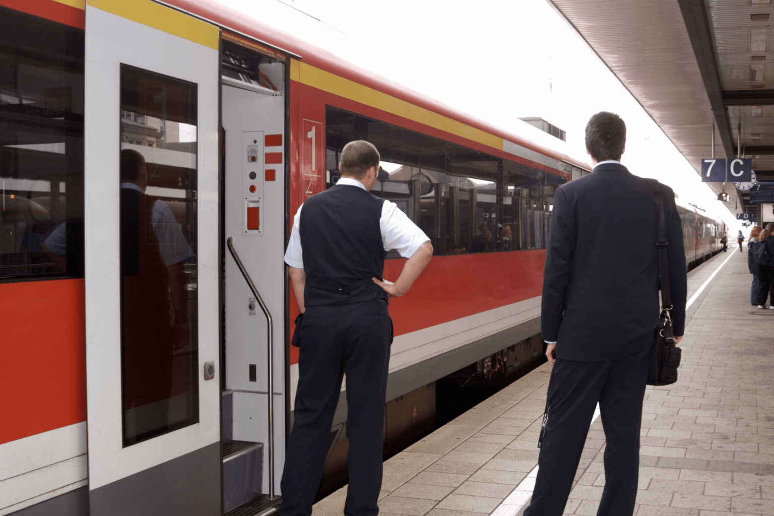 ᐅ Zugbegleiter alles rund um den Beruf als Zugbegleiter bei der DB